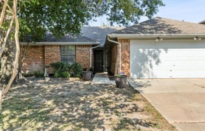 Beautiful 3 bedroom home in Green Leaf/Arlington - Zoned to Mansfield ISD