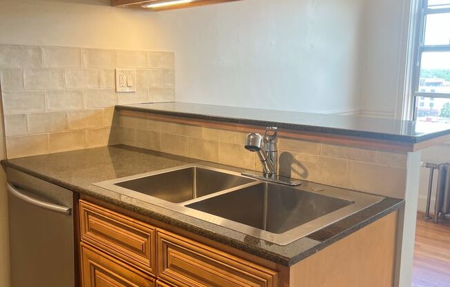 1 bed, 1 bath, 725 sqft, $1,400, Unit Apt. 4H