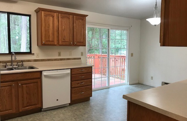 3 bedroom 1.75 bath duplex on the Silverdale/Bremerton boarder.