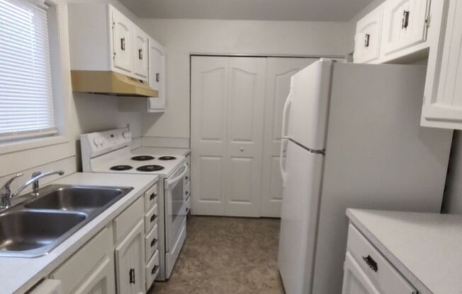 2 beds, 1 bath, $1,100, Unit 1049