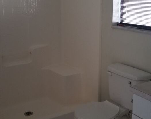 2 beds, 2 baths, $1,575, Unit 927 SE 14th Terr #4