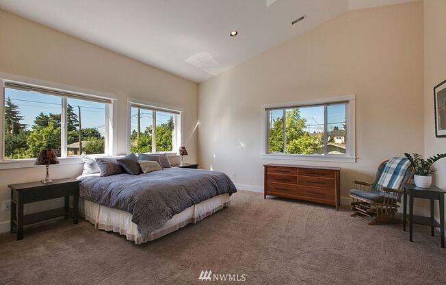5 beds, 3.5 baths, $3,900