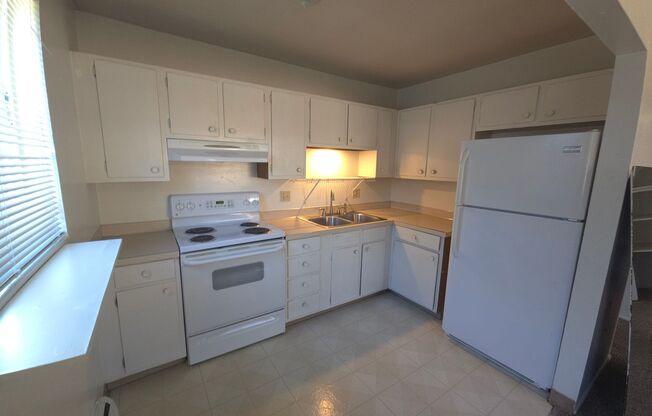 2 beds, 1 bath, $1,800, Unit 6