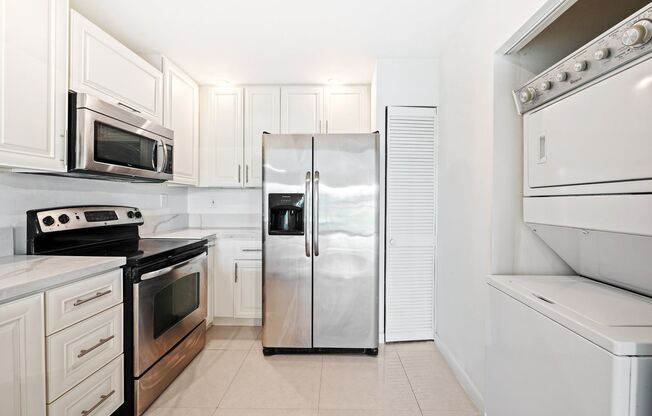 Peaceful corner unit 2 Bed 2 bath overlooking beautiful lake