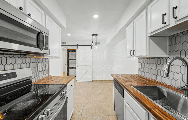 2 beds, 2 baths, 874 sqft, $1,695, Unit Unit 141