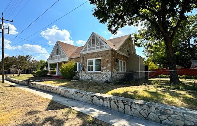 Ready for Move-In Historic 4/3 home in Woodlawn Terrace - Near I-10 and Frericksburg Rd