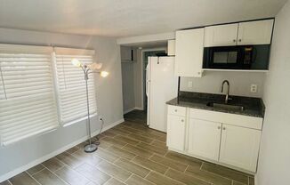 Studio, 1 bath, $995, Unit Unit B