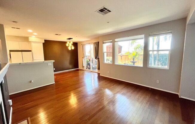 Beautiful 3B 2.5 BA Townhouse in Eastlake w/ Ocean View!