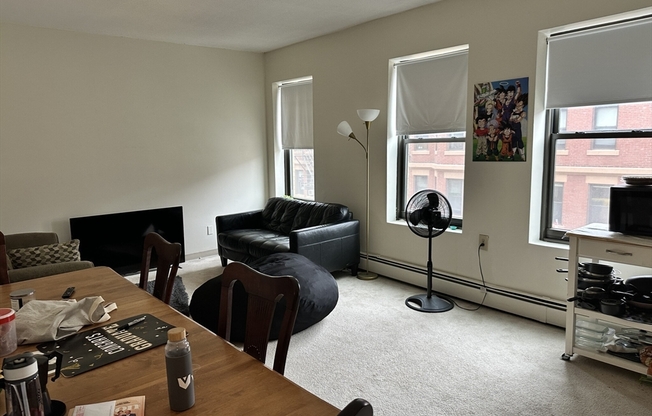 2 beds, 1 bath, $2,521, Unit 21