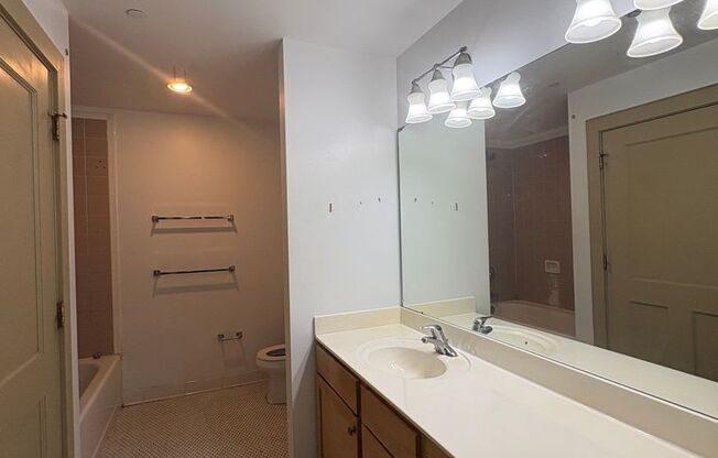3 beds, 1 bath, 1,030 sqft, $1,850, Unit 1517 S. Theresa Ave. #207