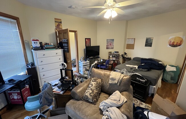 3 beds, 1 bath, $3,995, Unit 2