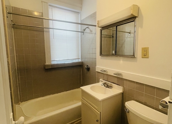 2 beds, 1 bath, 821 sqft, $3,500, Unit 7