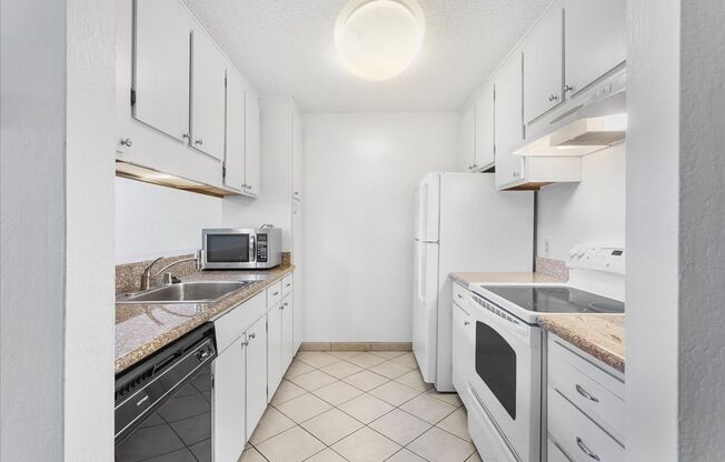 2101 Shoreline #154 - 30% Rental Fee.- "MOVE-IN SPECIAL"