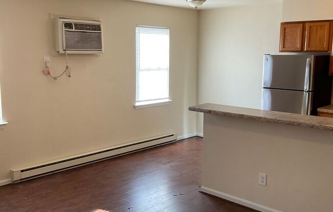 2 beds, 1 bath, $995, Unit A