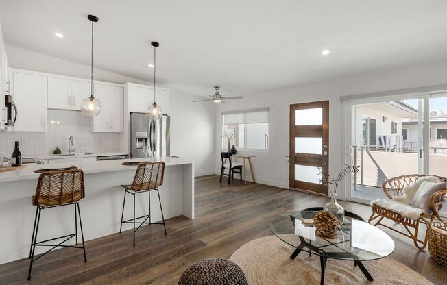 2 beds, 2 baths, 880 sqft, $3,995, Unit O