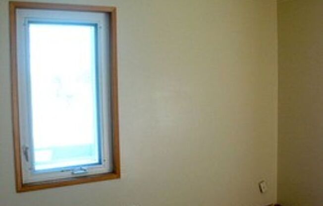 SEATTLE 4-Bedroom Home for RENT, Great Layout, Cool Yard & Nice Location!!