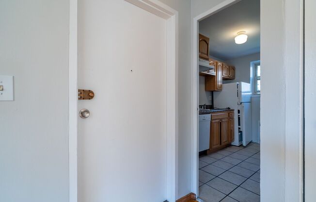 2 beds, 1 bath, 725 sqft, $1,075, Unit 4