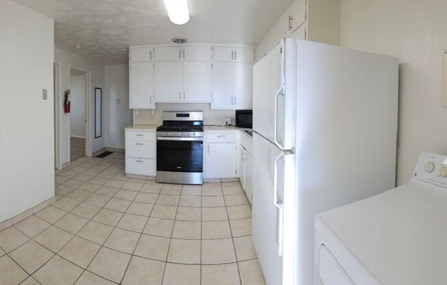 2 beds, 1 bath, $1,050, Unit 1 (Upstairs)