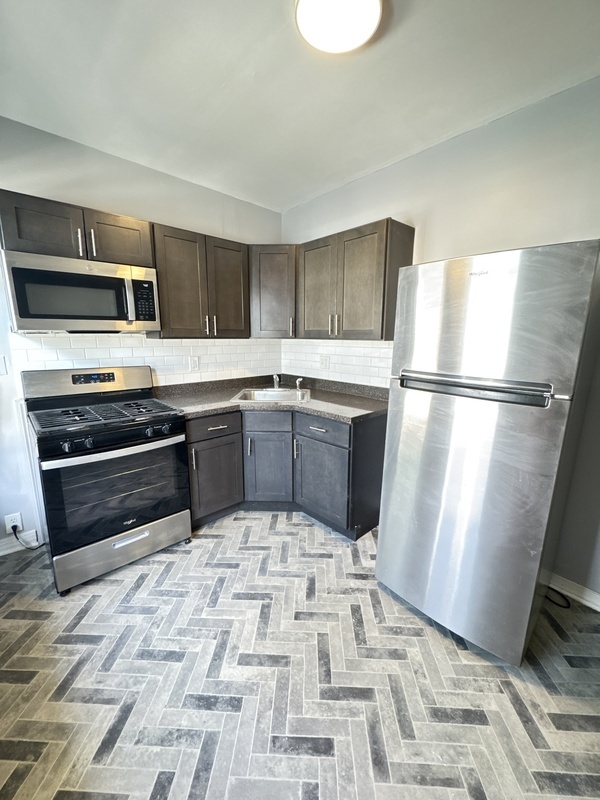 436 W QUEEN LN