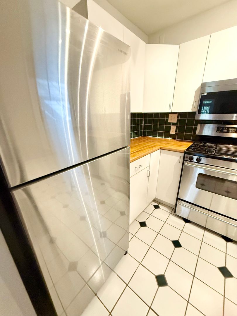 **BEST DEAL**Ghent -2 Bedroom condo 2nd Floor w/veranda!