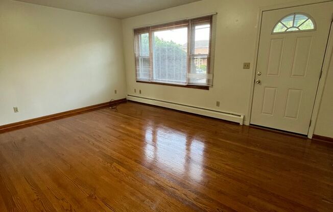 2 beds, 1 bath, 903 sqft, $1,290, Unit E-6