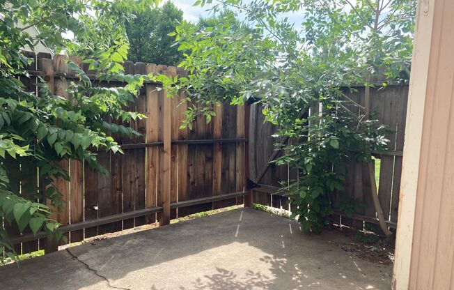 Great, affordable 2BR in Lafayette. Back patio, W/D connections! (SirG)