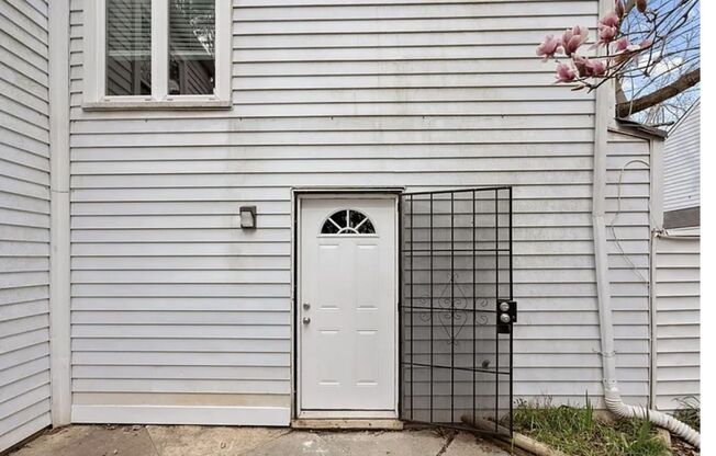 Welcome to this charming 2-bedroom, 1.5-bathroom Townhouse located in the vibrant city of Charlotte, NC