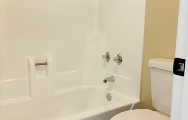 2 beds, 1 bath, 830 sqft, $1,349, Unit 140