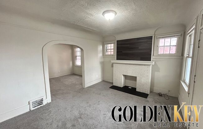 2 beds, 1 bath, $1,000, Unit 2638 Richton - Upper