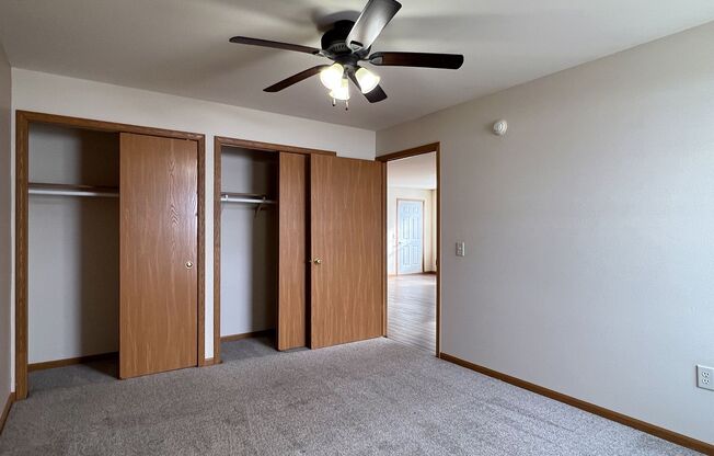 2 beds, 1 bath, 918 sqft, $995, Unit ME 2401-07