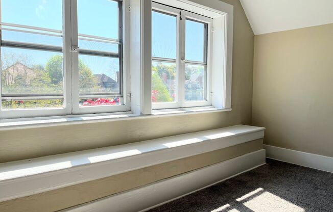 2 beds, 1 bath, $1,495, Unit 5