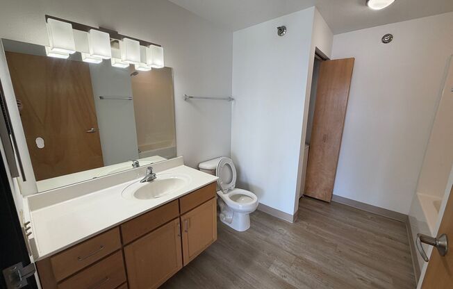 2 beds, 1 bath, 870 sqft, $1,900, Unit 602