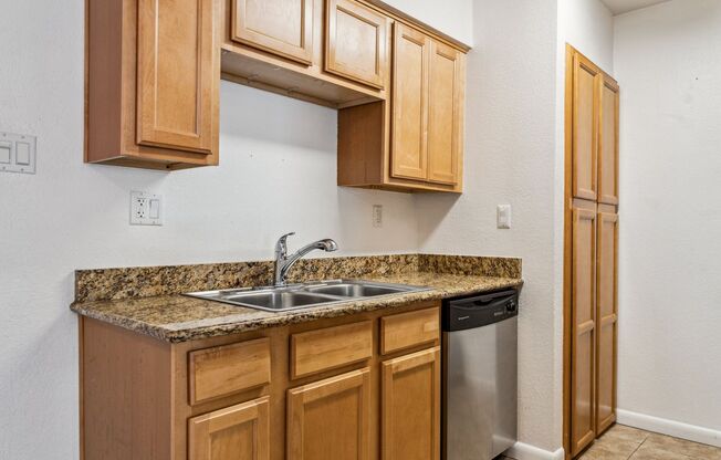 2 beds, 2 baths, $1,395, Unit #1043