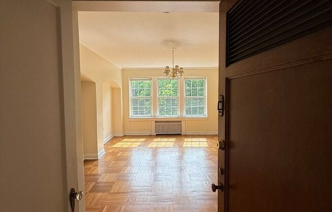 Studio, 1 bath, 413 sqft, $1,325, Unit Royal York 508