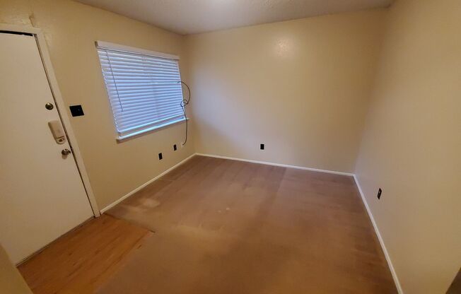 College Station (Northgate) 1 bedroom / 1 bath fourplex apt./Walking distance to A&M/Tile Floors/ August Pre-lease!!