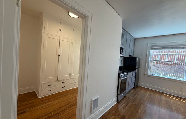 Studio, 1 bath, 320 sqft, $1,129, Unit 14