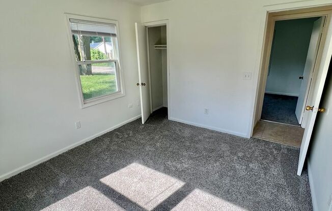 3 beds, 1 bath, $950