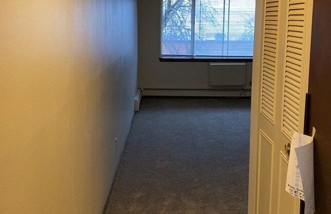 1 bed, 1 bath, 700 sqft, $899, Unit Custer-307