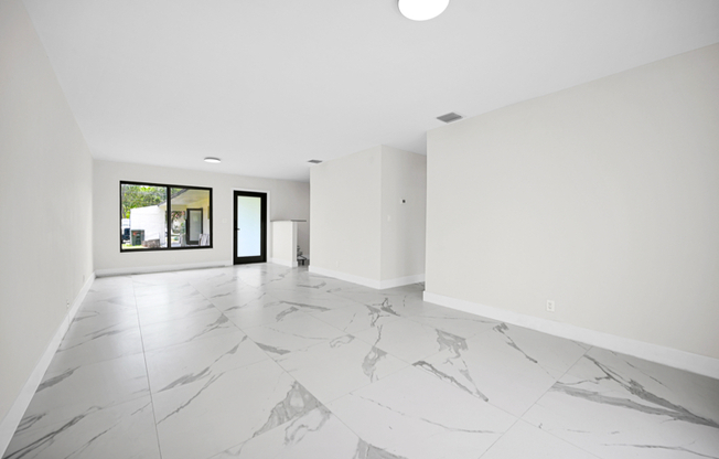 100 SW 7 ST