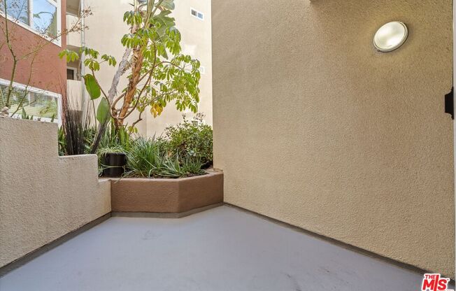 2 beds, 1 bath, 979 sqft, $2,850, Unit 122