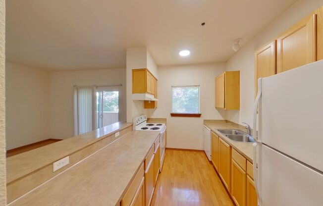 3 beds, 2 baths, $2,400, Unit 301