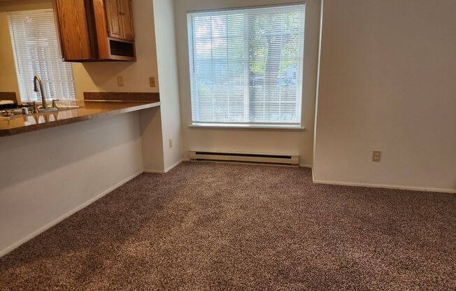 2 beds, 1 bath, $1,600, Unit 2