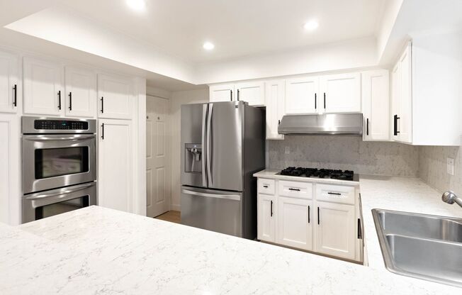 814 18th St #F - Santa Monica Townhome with private garage, basement & rooftop patio