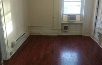 1 bed, 1 bath, 700 sqft, $950, Unit 2F
