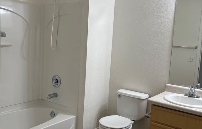 2 beds, 2 baths, $1,900, Unit # 1033