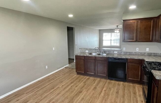 Beautiful 4 bed Bedroom Home in Mustang Schools!