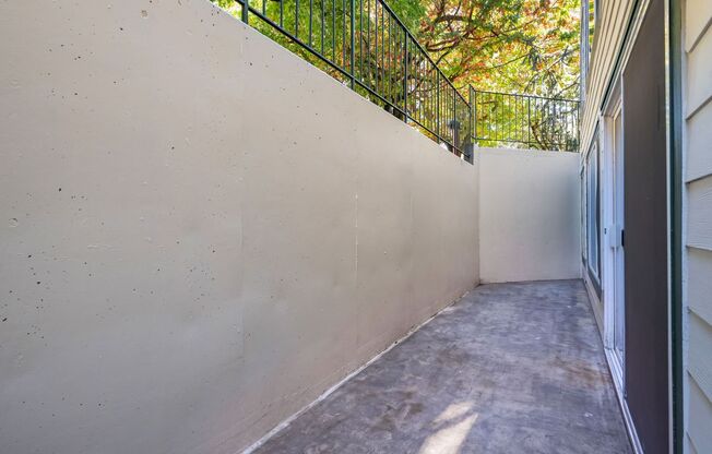 2 beds, 1 bath, 815 sqft, $2,220, Unit 105