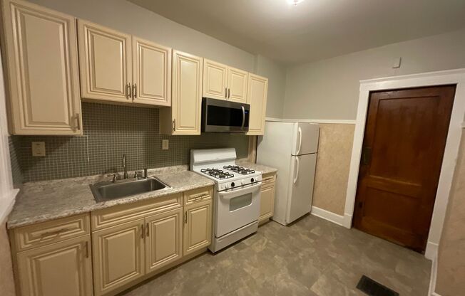 2 beds, 1 bath, $895