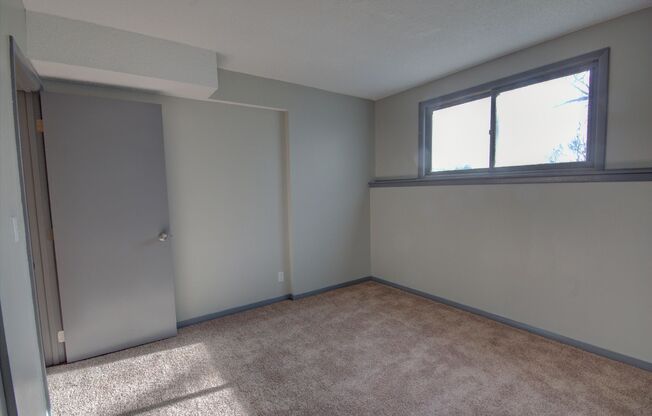 2 beds, 1 bath, 975 sqft, $995, Unit 2440 #1