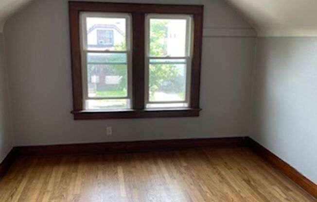 2 beds, 1 bath, $1,100